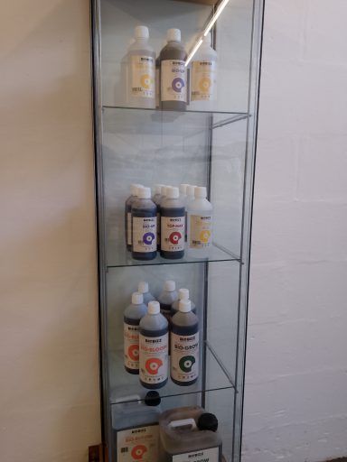 Growguys Growshop Hamburg - Glasvitrine